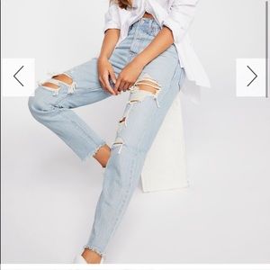 Levi’s Classic Wedgie distressed light wash Size 25